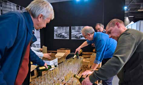 L’apéritif sur le stand de l'Amicale Facel Véga au salon Rétromobile 2023